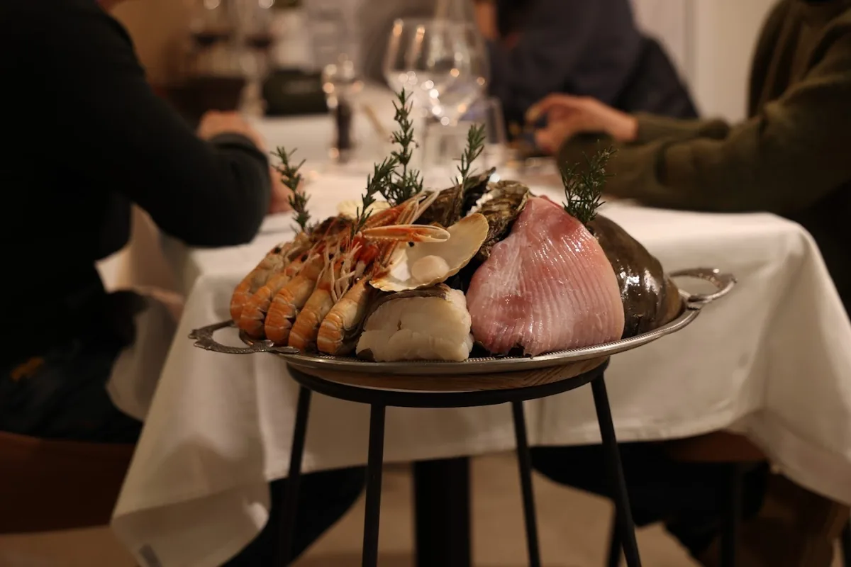 Plateau de poissons frais et fruits de mer présentés au Le 14 Avenue avec langoustines, coquilles Saint-Jacques et turbot