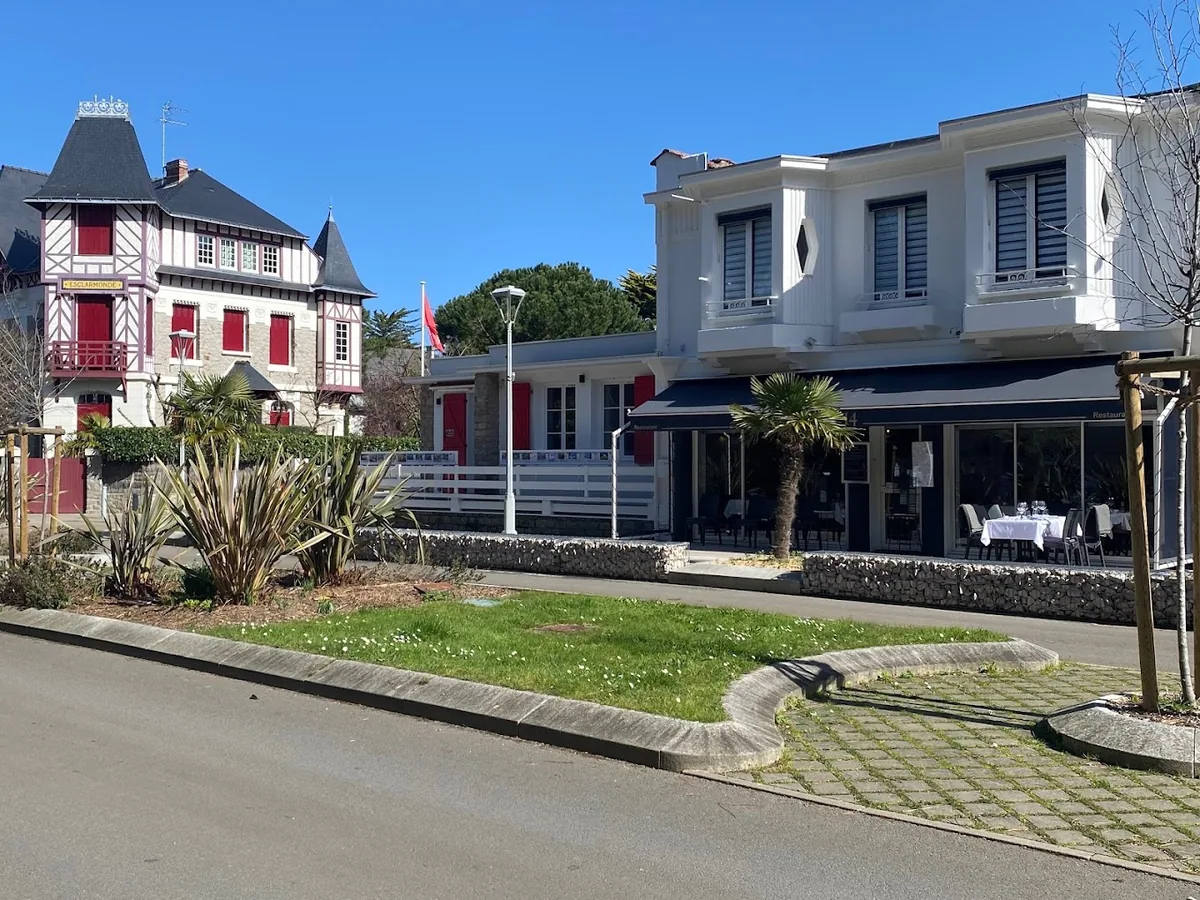 Façade extérieure du Le 14 Avenue à La Baule avec villa belle époque mitoyenne