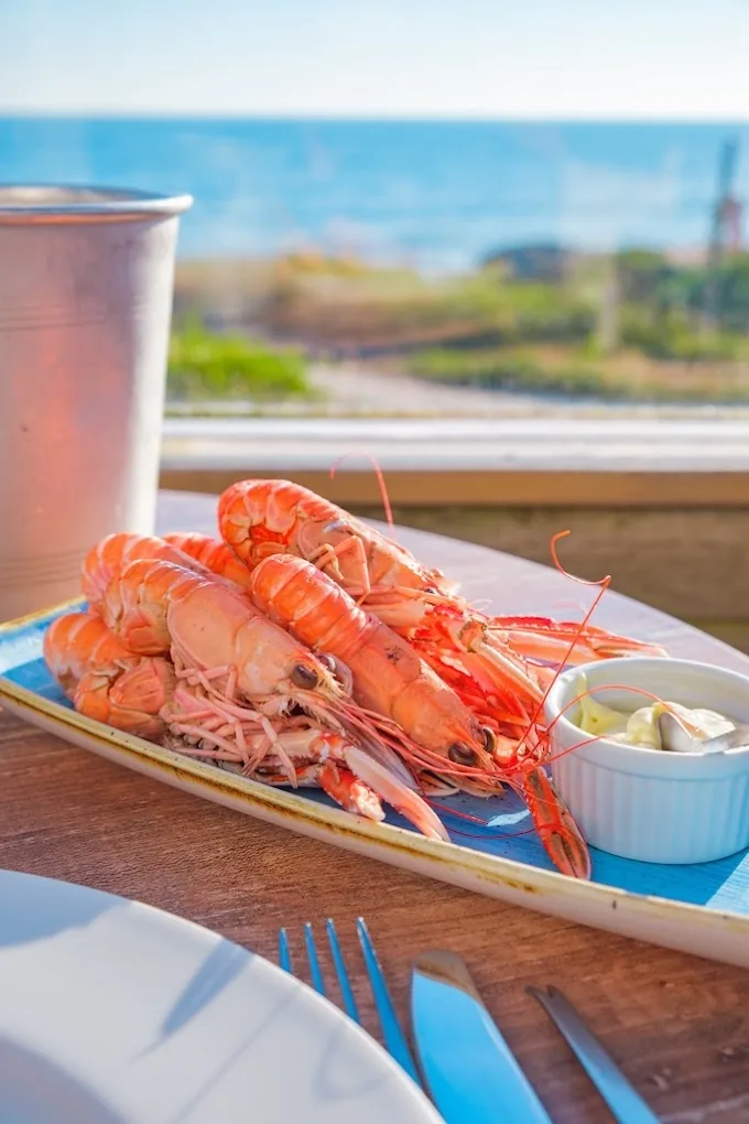 Enseigne L'Aporrhais Restaurant Poissons & fruits de mer en façade au soleil couchant