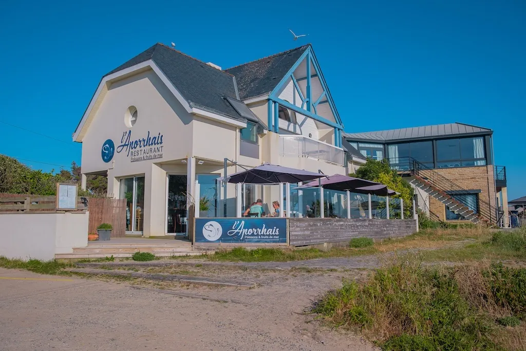 Facade de L Aporrhais a Batz-sur-Mer face plage de la Govelle