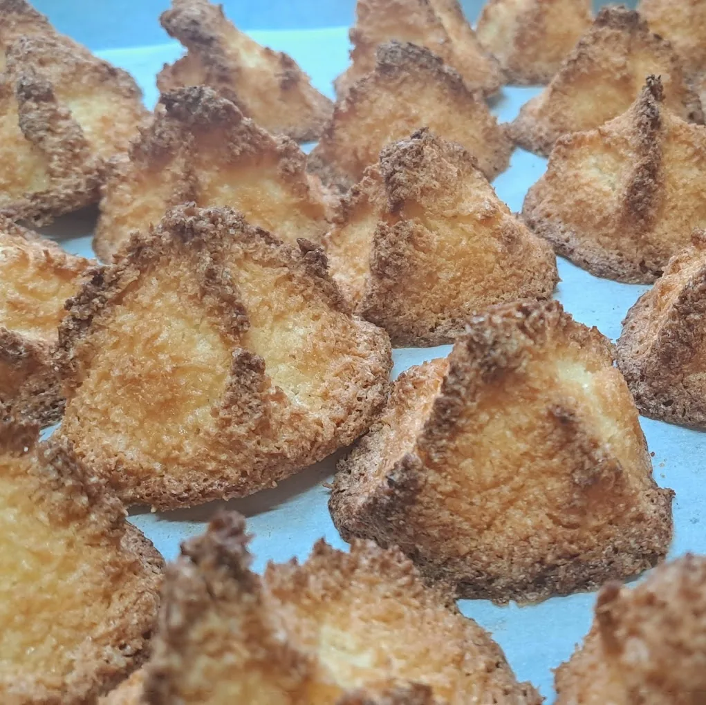 Rochers coco caramélisés sur plaque de cuisson, signature de la boulangerie Benony