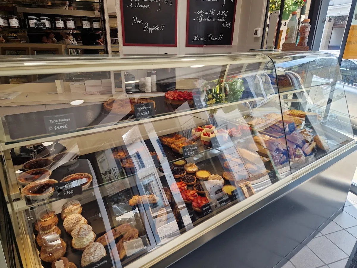 Vitrine pâtisserie de Benony avec tartes aux fraises, flans, éclairs et choux Chantilly