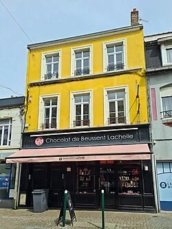 Façade jaune de la chocolaterie Beussent Lachelle