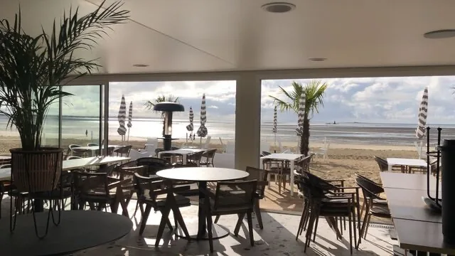 Salle du restaurant Le B à La Baule ouvrant sur la Plage Benoit