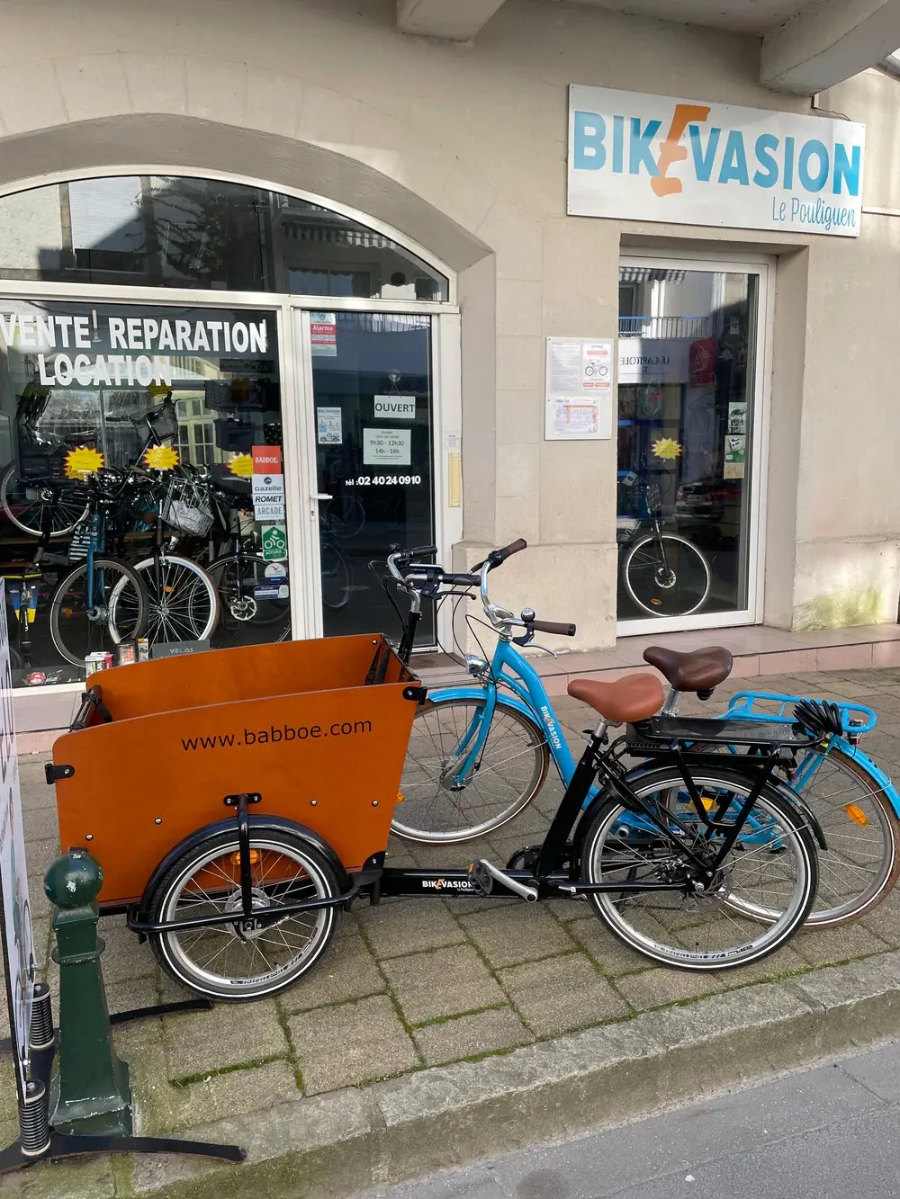 Devanture de la boutique Bikevasion au Pouliguen avec vélo cargo Babboe et vélo classique