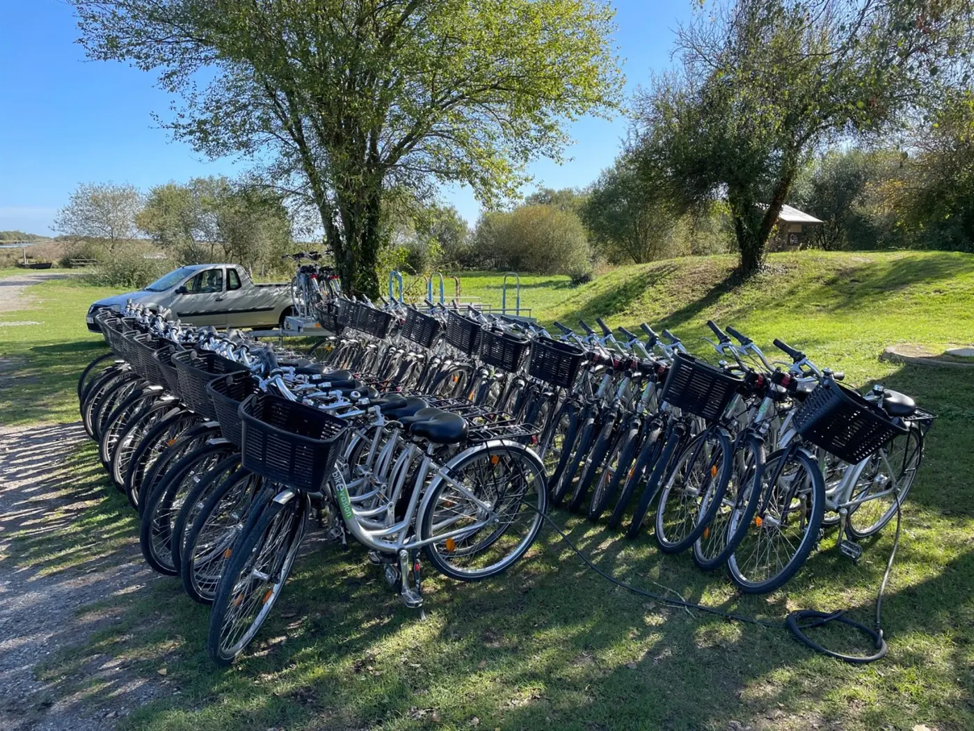 Flotte de vélos Bikevasion alignés en bord de marais salants
