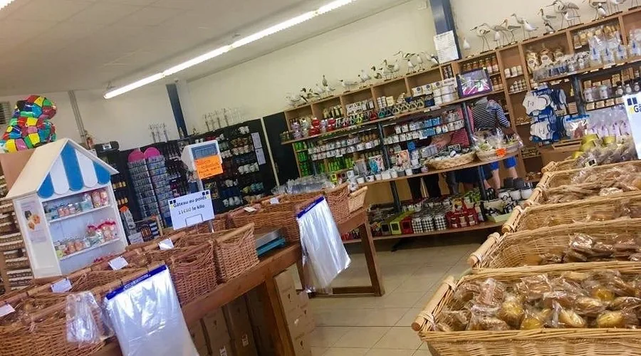 Intérieur de la Biscuiterie Bretonne au Pouliguen, paniers de biscuits et produits régionaux