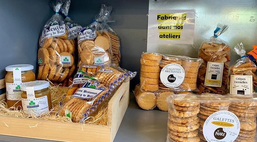 Palets, galettes bretonnes, caramel et crêpes dentelles en présentation