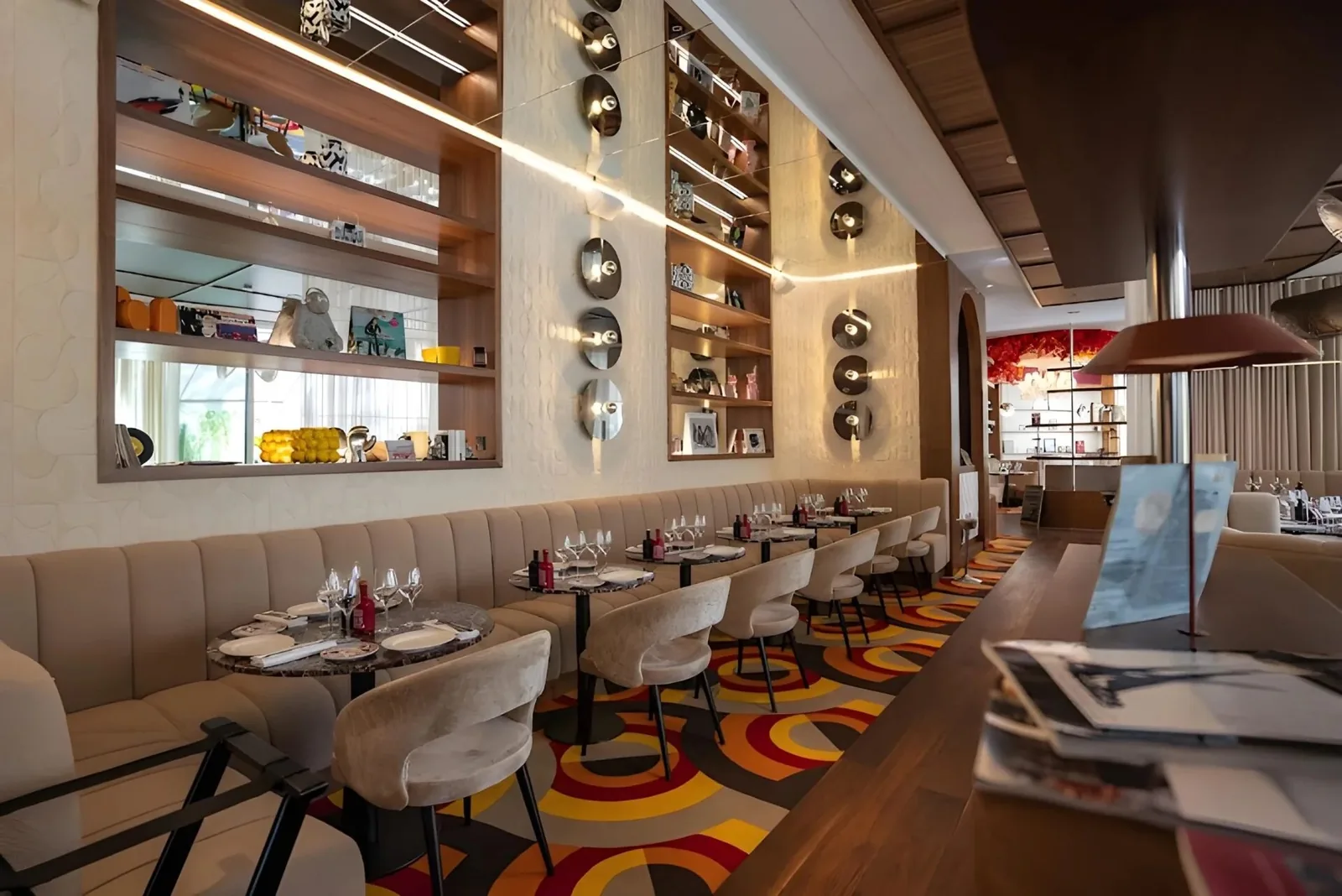 Intérieur du restaurant Brigitte à La Baule, décor rétro années 60-70
