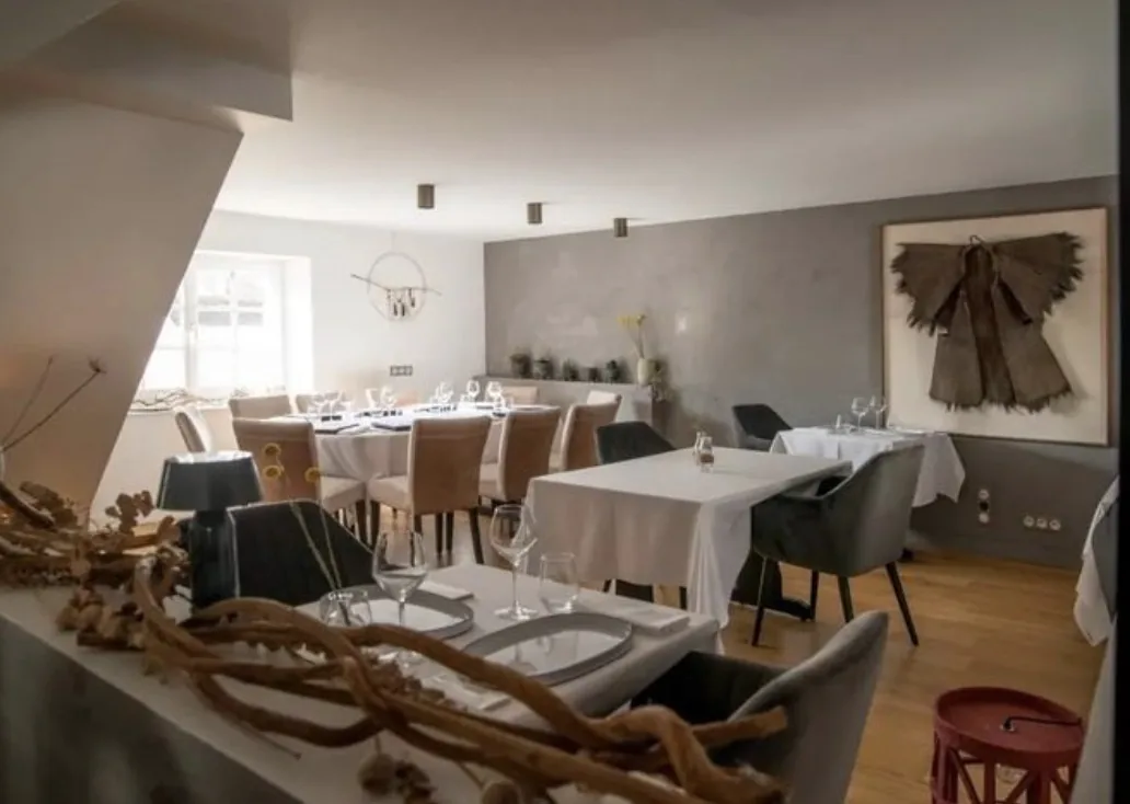 Salle épurée du restaurant brut. à Saillé