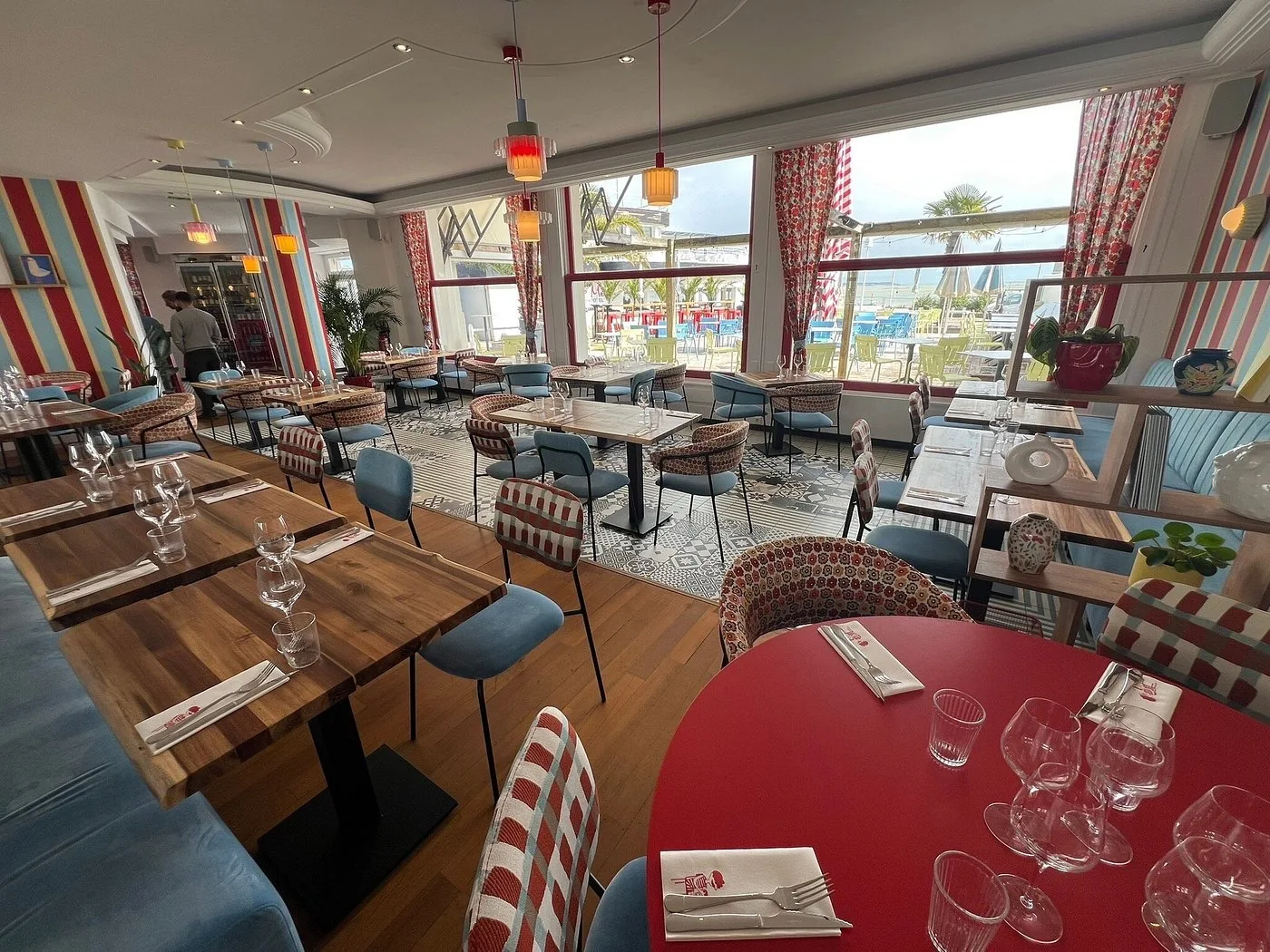 Café de la plage vue salle et baie au Pouliguen
