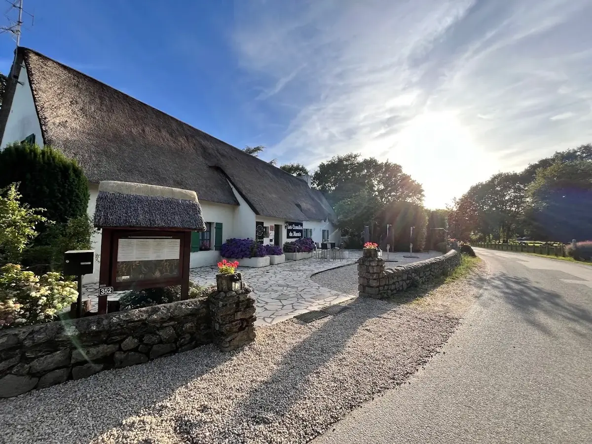 Maison sous chaume des Canailles du Marais en Briere