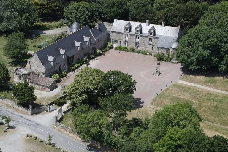 Vue aérienne du Château de Careil à Guérande, entouré de bois
