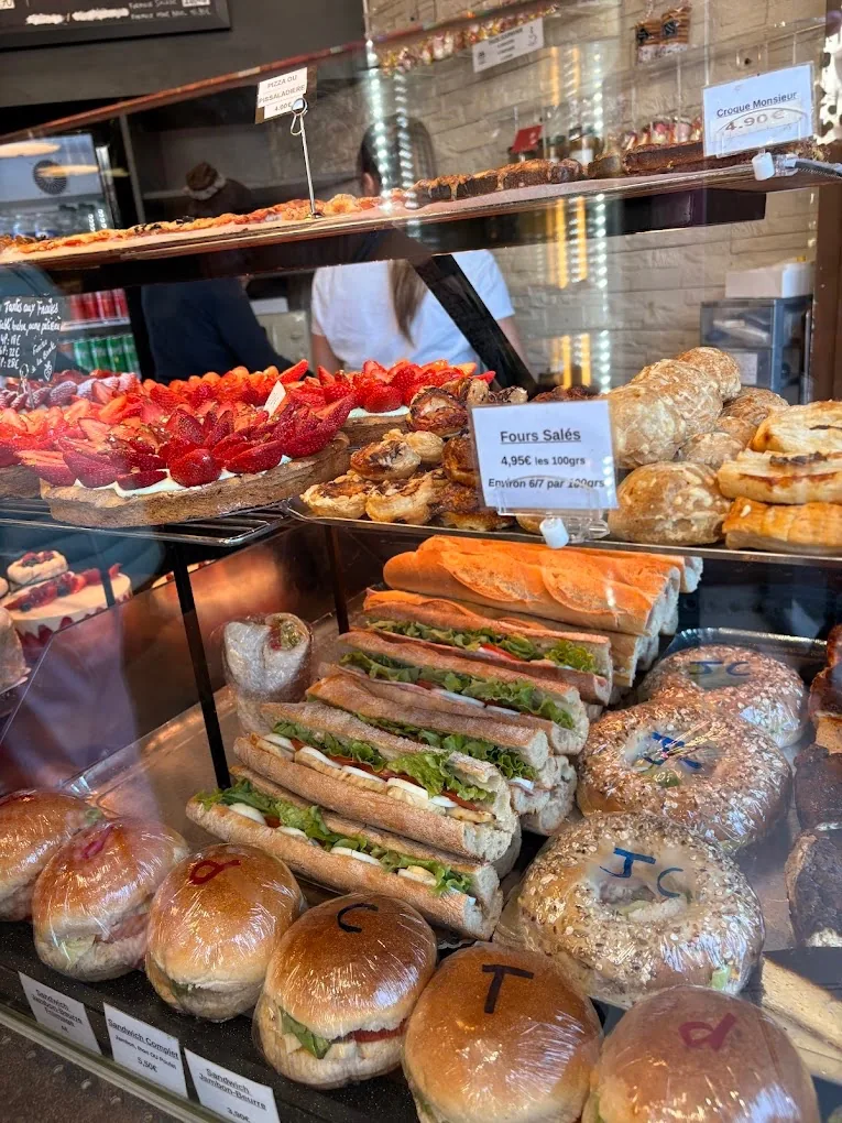 Vitrine de la boulangerie Clérault avec tartes aux fraises, sandwichs, bagels et viennoiseries