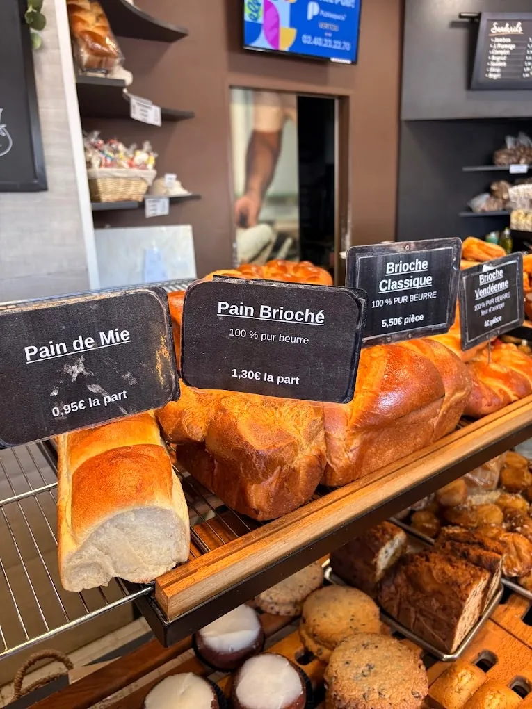 Pains brioché et brioche classique 100% pur beurre en vitrine de la boulangerie Clérault