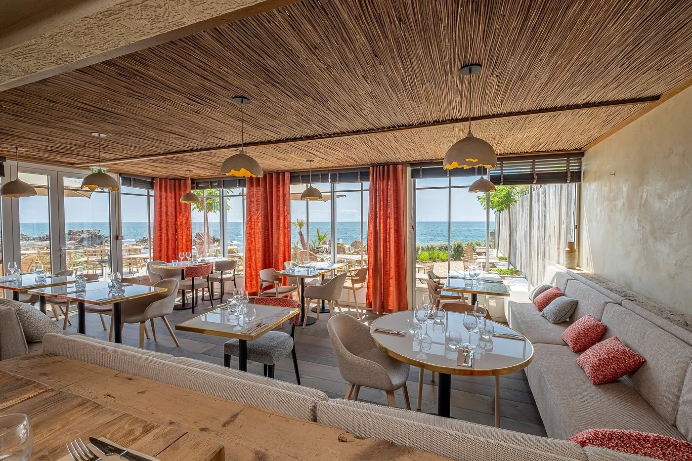 Salle du Coco à Batz-sur-Mer avec plafond bambou et vue mer