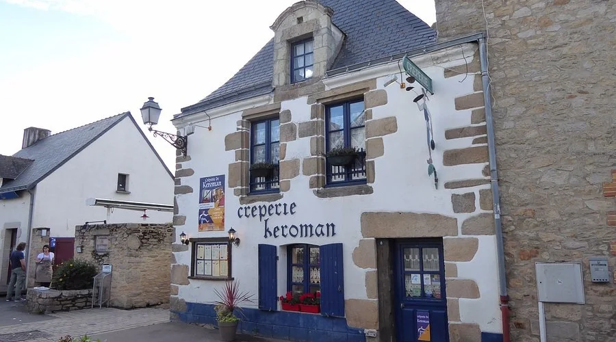 Terrasse couverte de la Crêperie de Keroman avec chaises colorées