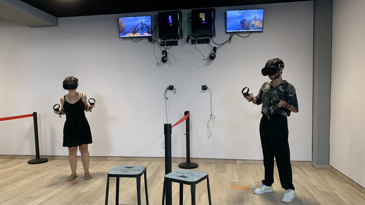 Deux joueurs en sessions VR multi-joueurs chez DreamAway, écrans diffusant le rendu de l'aventure