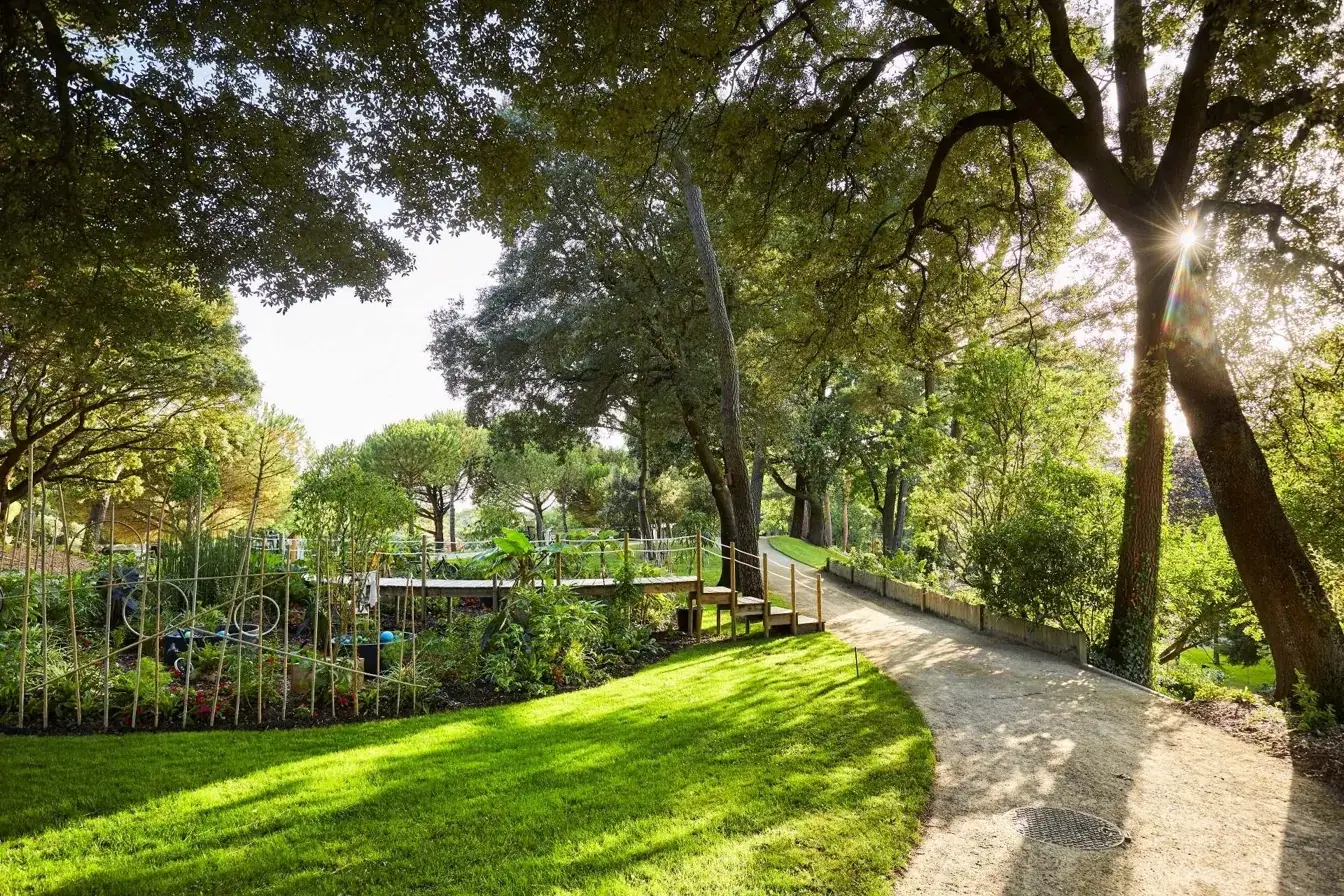 Allée bordée de chênes et de pelouses dans le Parc des Dryades à La Baule