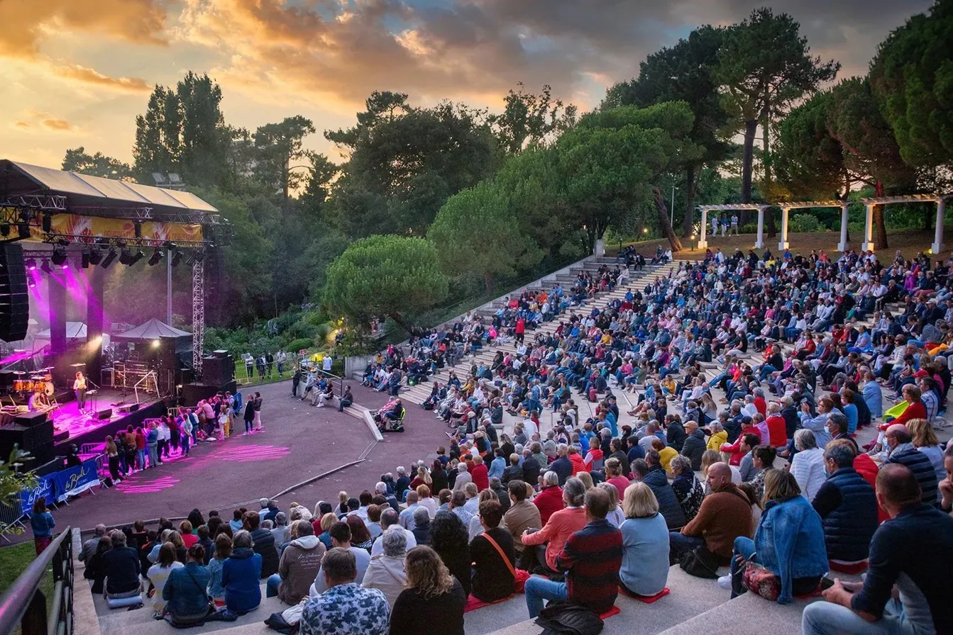 Concert au crépuscule dans le théâtre de verdure du Parc des Dryades à La Baule