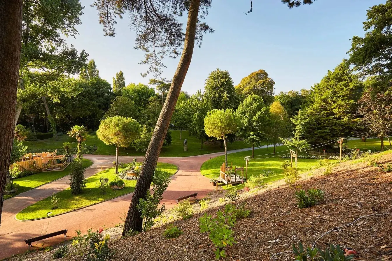 Allées et pelouses du Parc des Dryades à La Baule-les-Pins