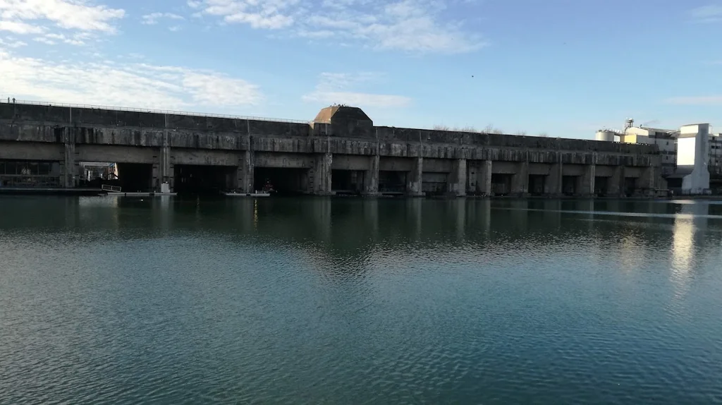 Base sous-marine de Saint-Nazaire vue depuis le bassin, monument historique de la Seconde Guerre mondiale