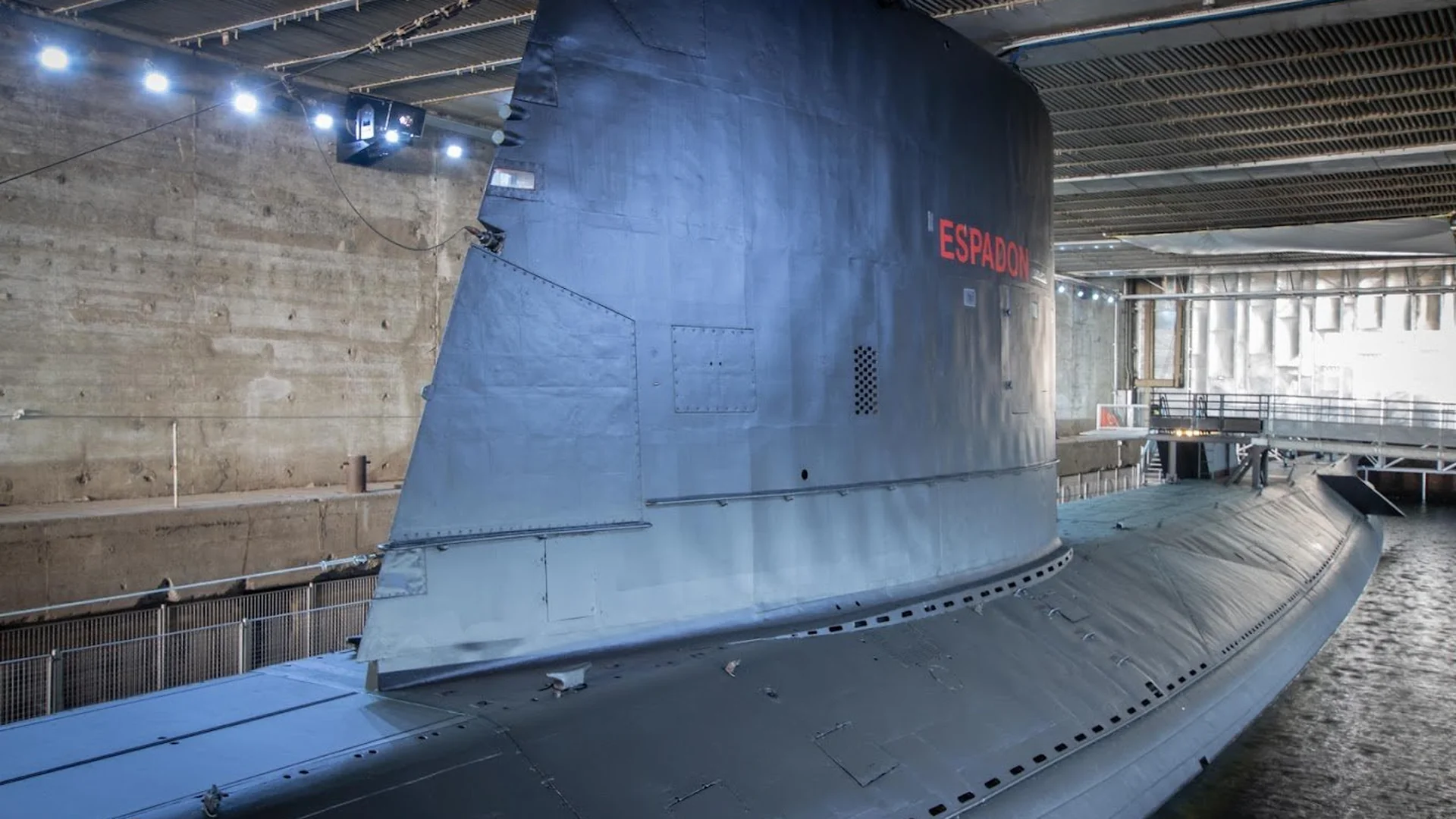 Sous-marin Espadon dans l'écluse fortifiée de Saint-Nazaire