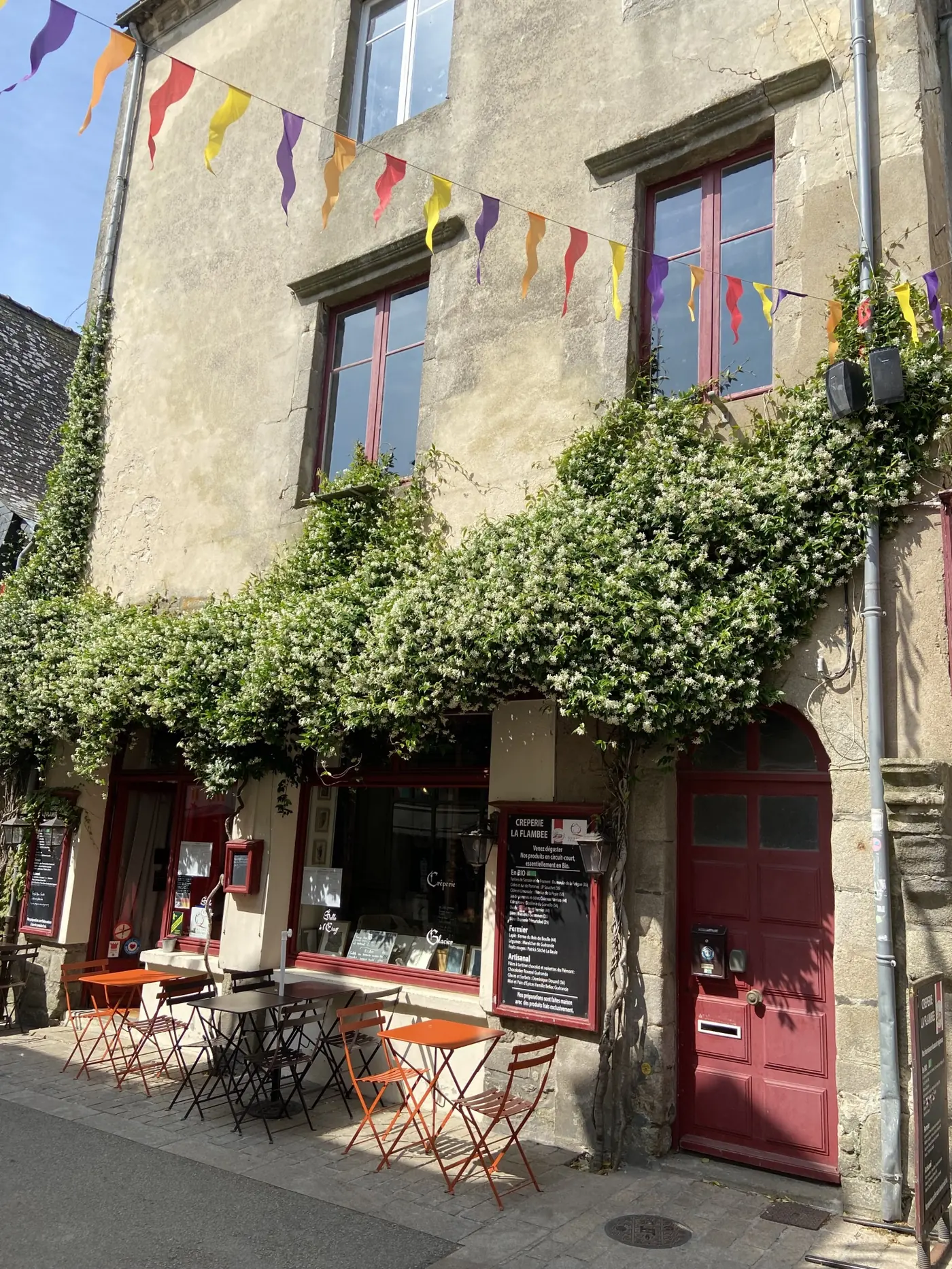 Façade en pierre couverte de jasmin de la Crêperie La Flambée à Guérande