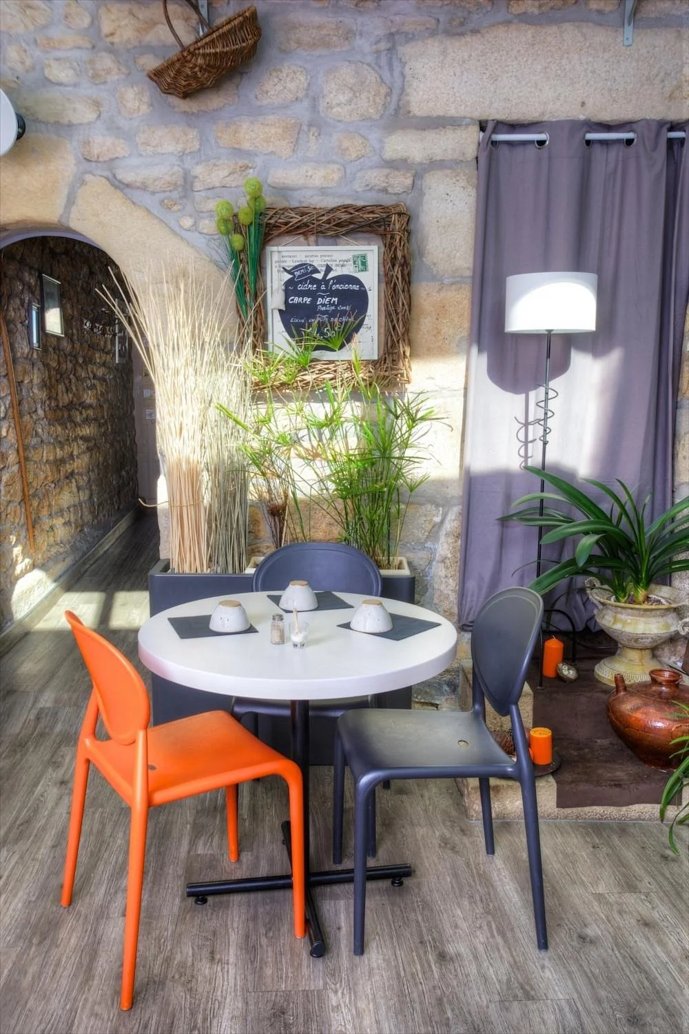 Coin cosy de la Crêperie Fleur de Sel avec table ronde et déco rustique