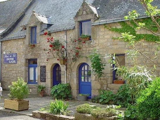 Façade en pierre fleurie de la Crêperie Fleur de Sel à Batz-sur-Mer