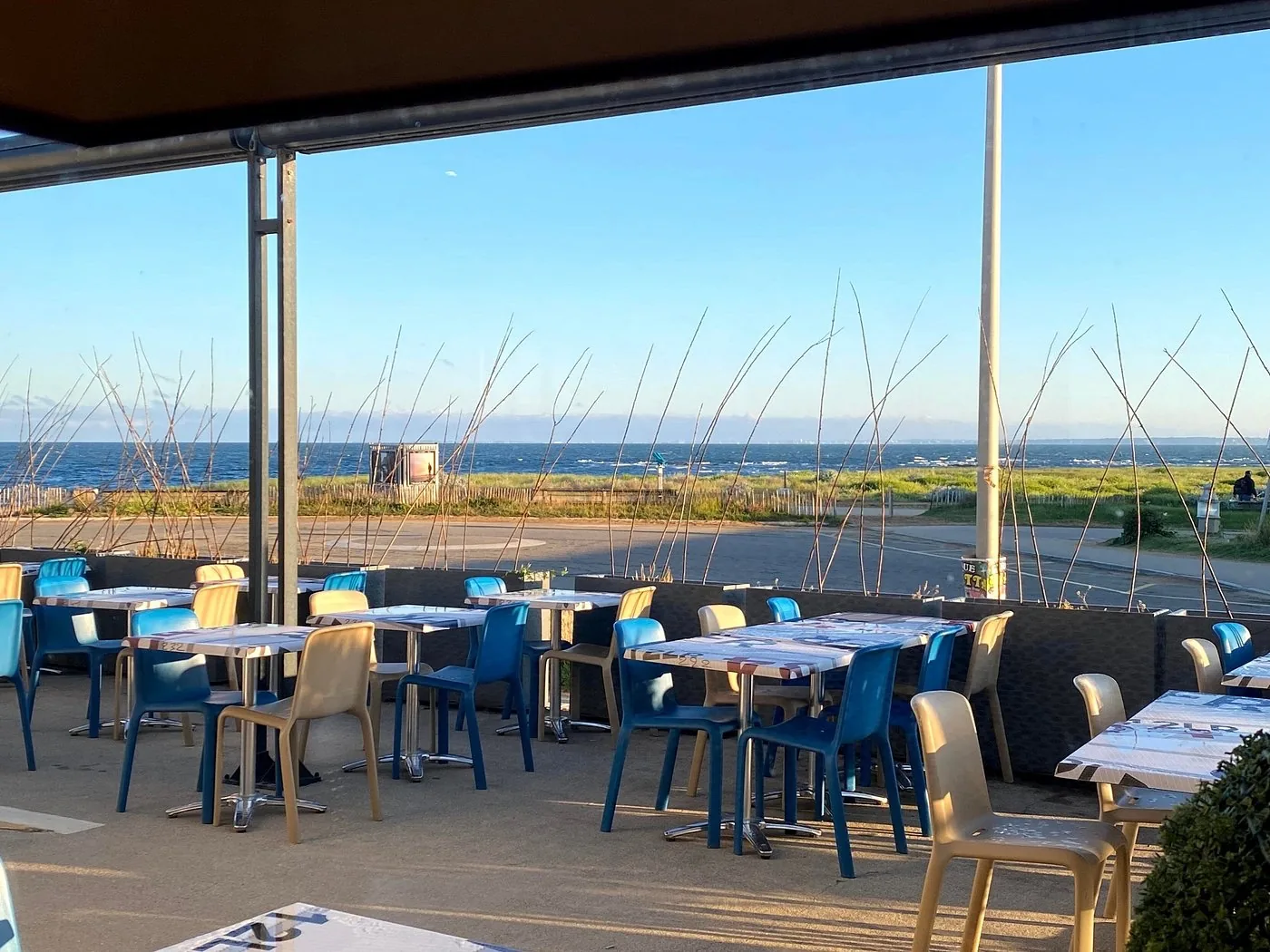 Terrasse de La Flottille face à l'océan à Préfailles