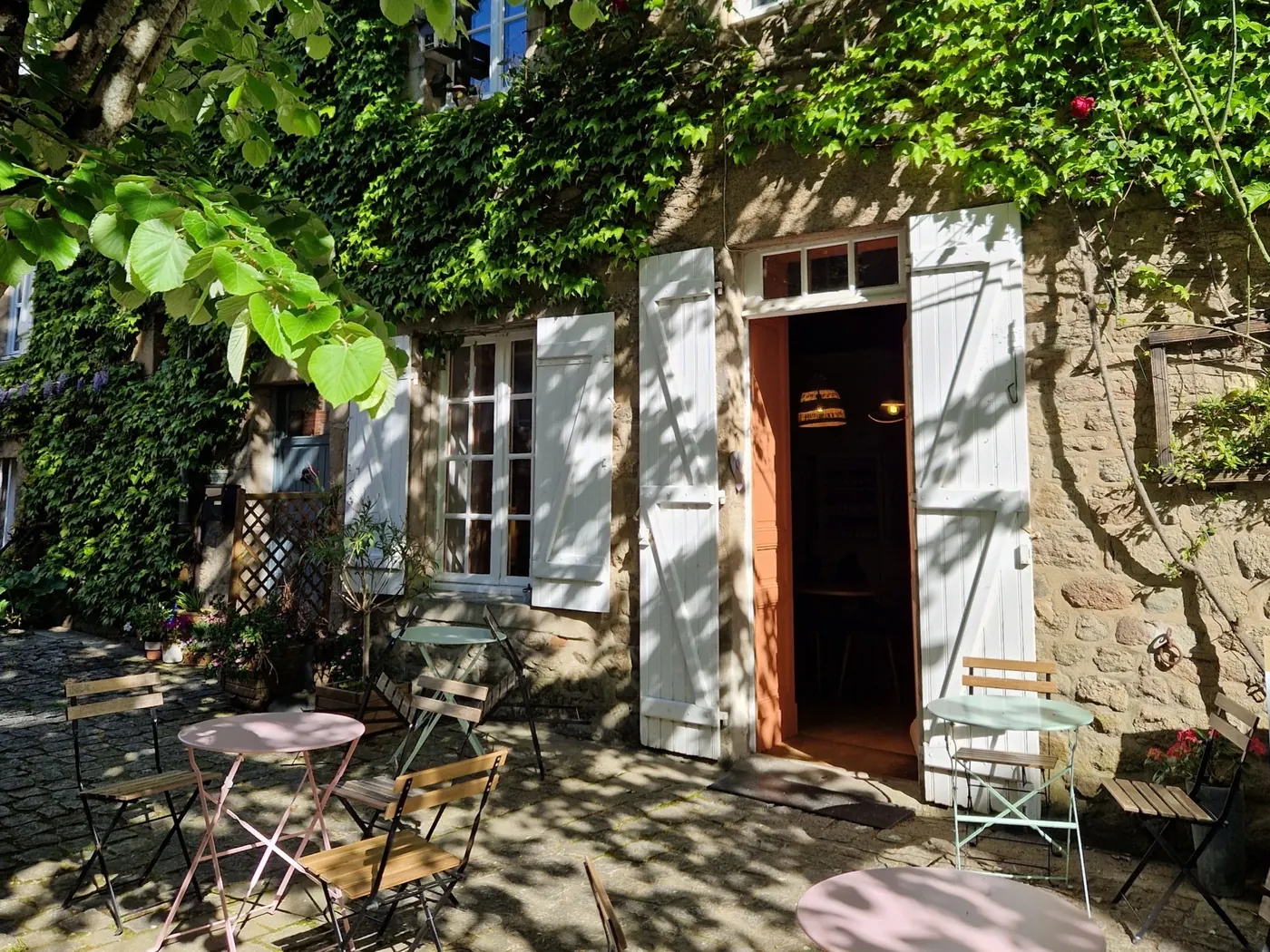 Terrasse du salon de thé Le Gout'Thé à Guérande intra-muros