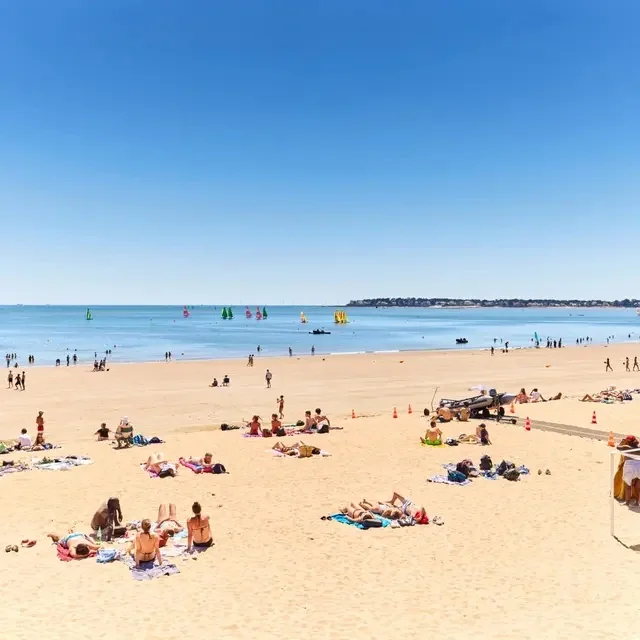Plage de La Baule avec voiliers au large et baigneurs sur le sable doré