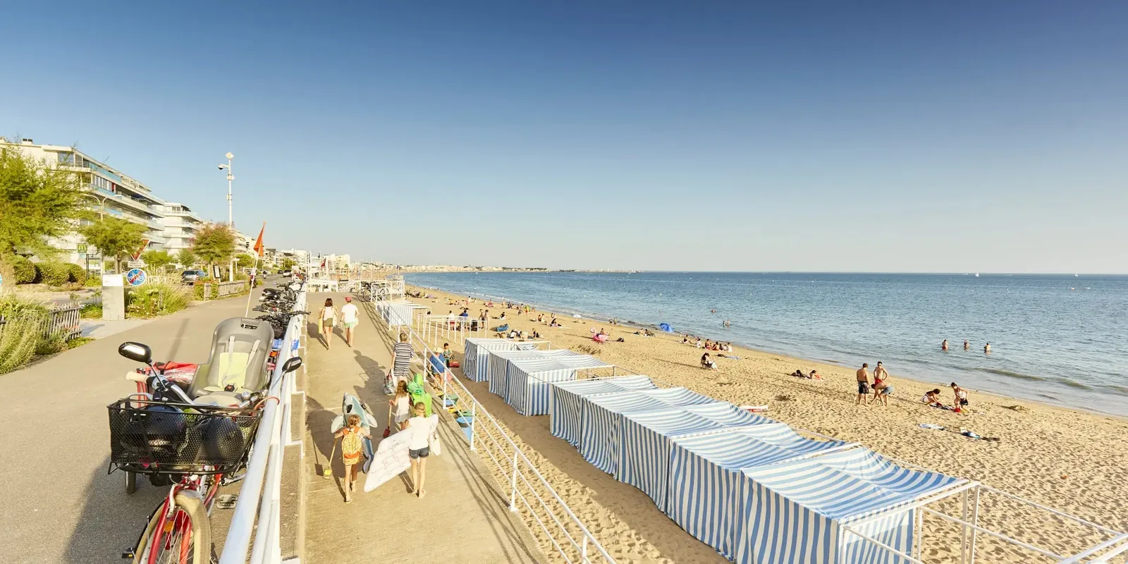 Tentes rayées bleu et blanc sur la promenade de la Grande Plage de La Baule