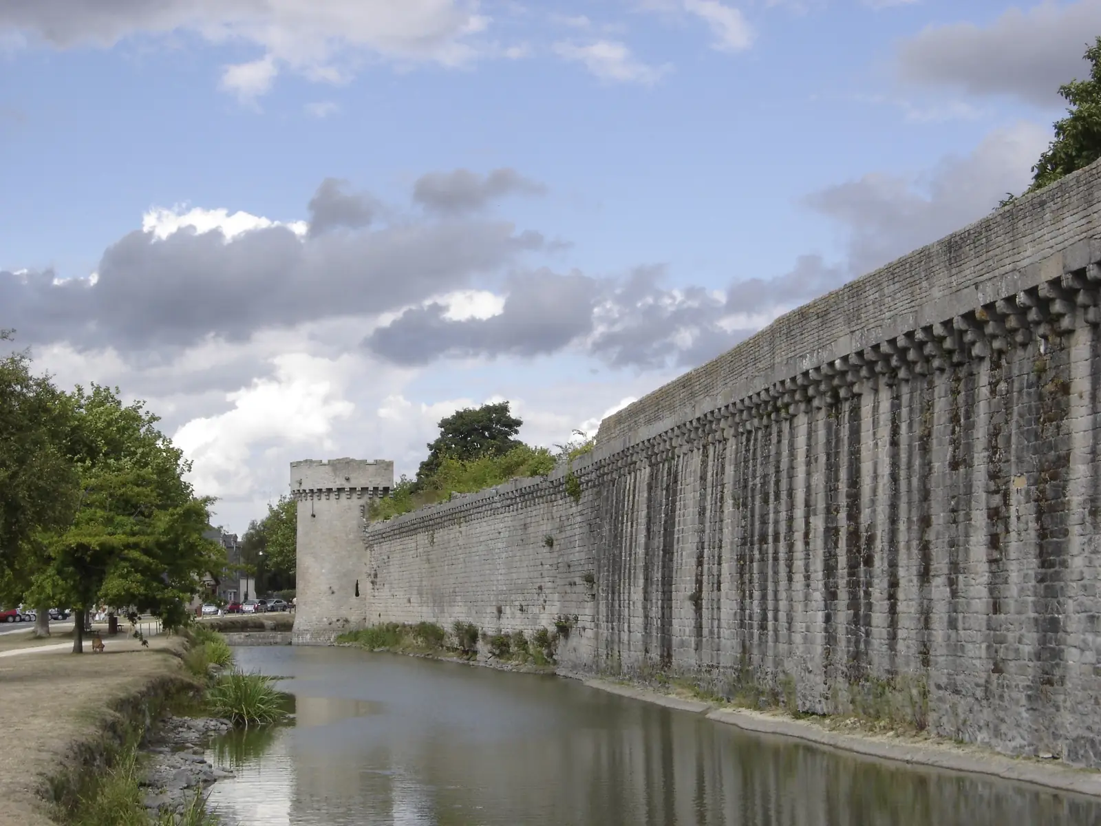 Remparts de Guérande et douves en eau au pied de la muraille