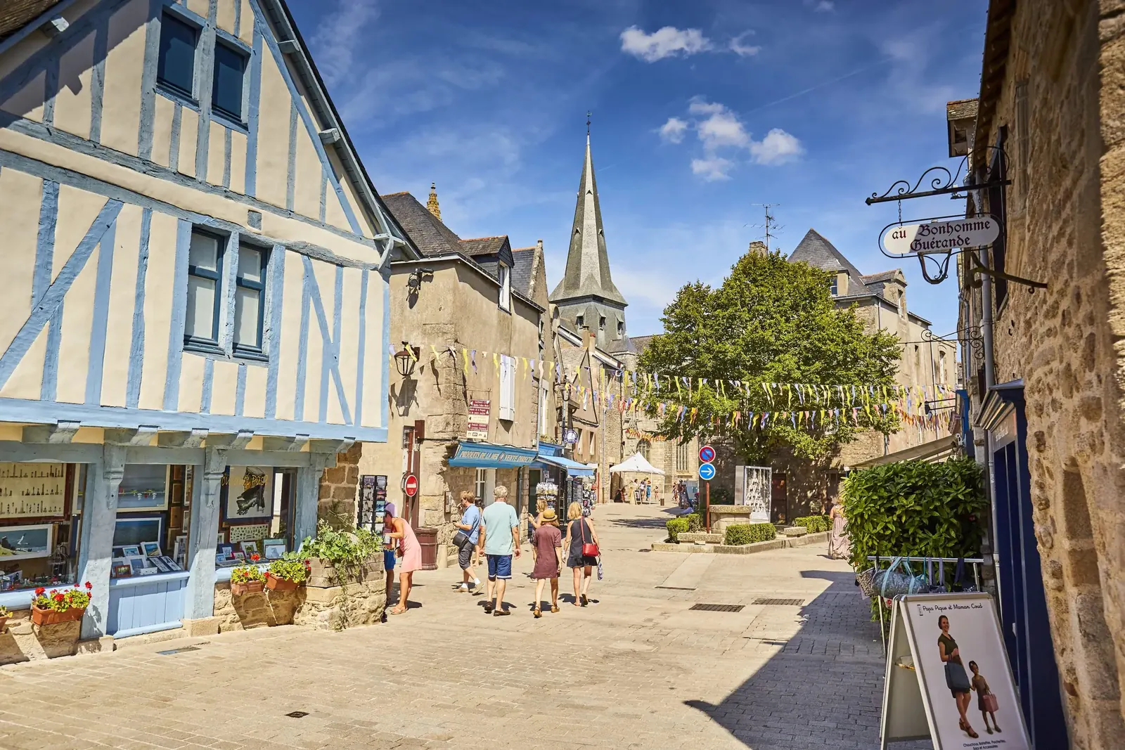 Ruelle pavée de Guérande bordée de maisons à pans de bois et de boutiques