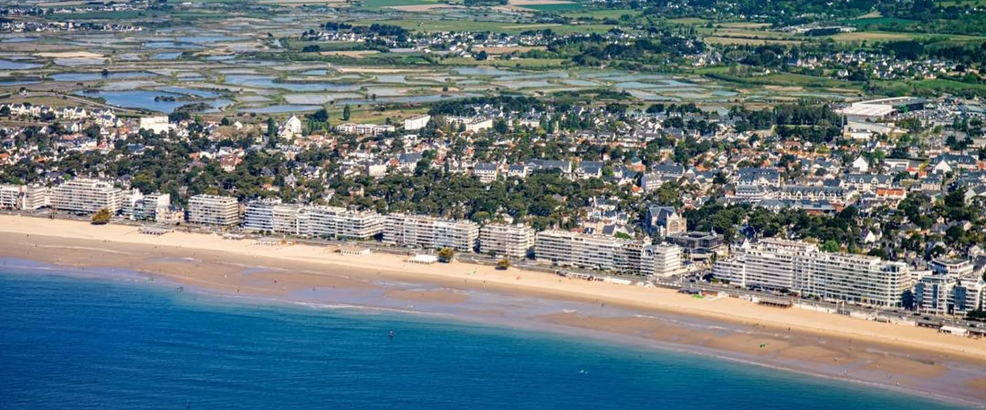 Vue aérienne de La Baule et des marais salants depuis l'océan