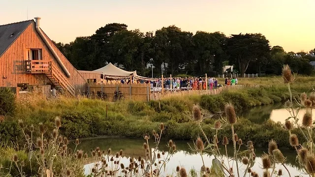 Cabanon ostréicole en bois à Kercabellec avec terrasse de dégustation au coucher du soleil
