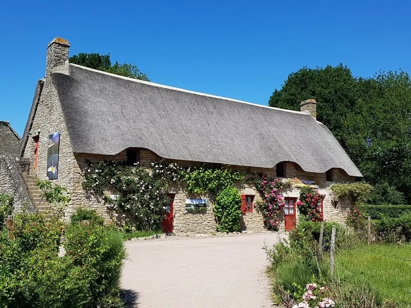 Grande chaumière du village de Kerhinet sous le soleil