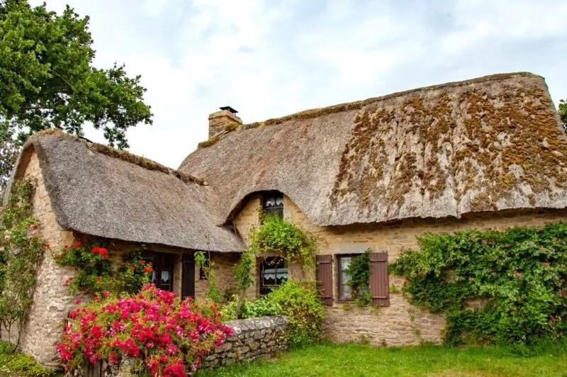 Chaumière fleurie au village de Kerhinet dans le Parc Naturel Régional de Brière