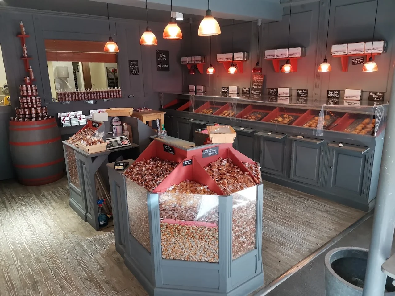 Intérieur de Kouign Bihen avec présentoirs de caramels et de confiseries en libre-service