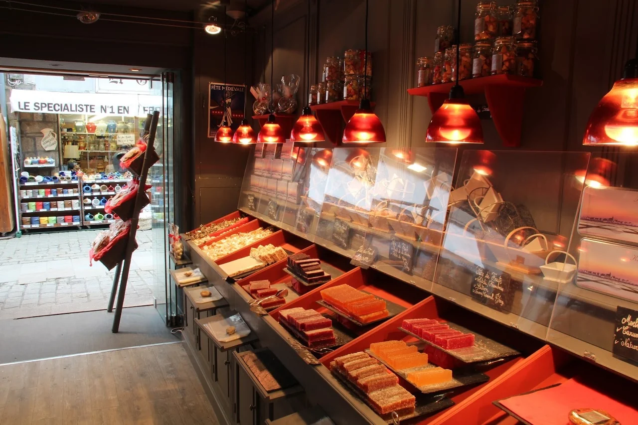 Vitrine de pâtes de fruits, nougats et confiseries artisanales chez Kouign Bihen Guérande