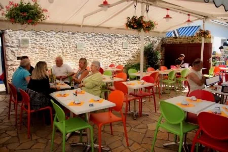 Deux mojitos sur une table colorée avec vue sur le port de Pornichet