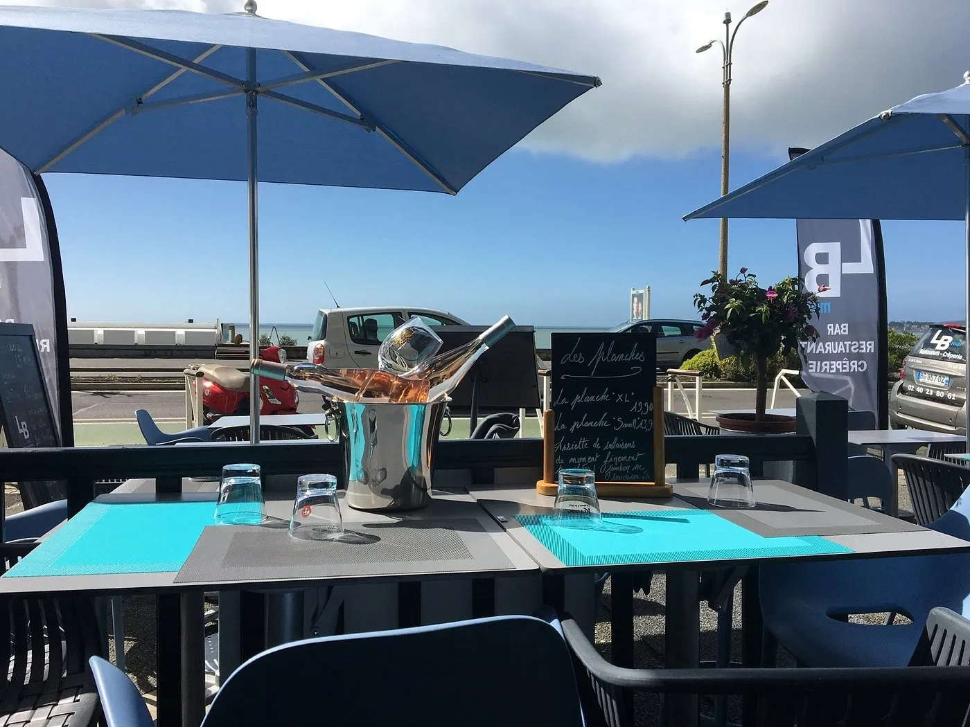 Terrasse du LB Mer face à la baie de La Baule avec parasols bleus