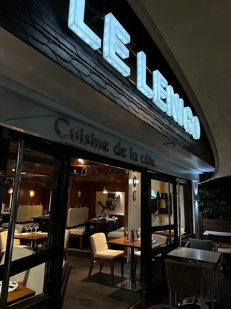 Devanture éclairée de néons du restaurant Le Lénigo au Croisic 'Cuisine de la côte'