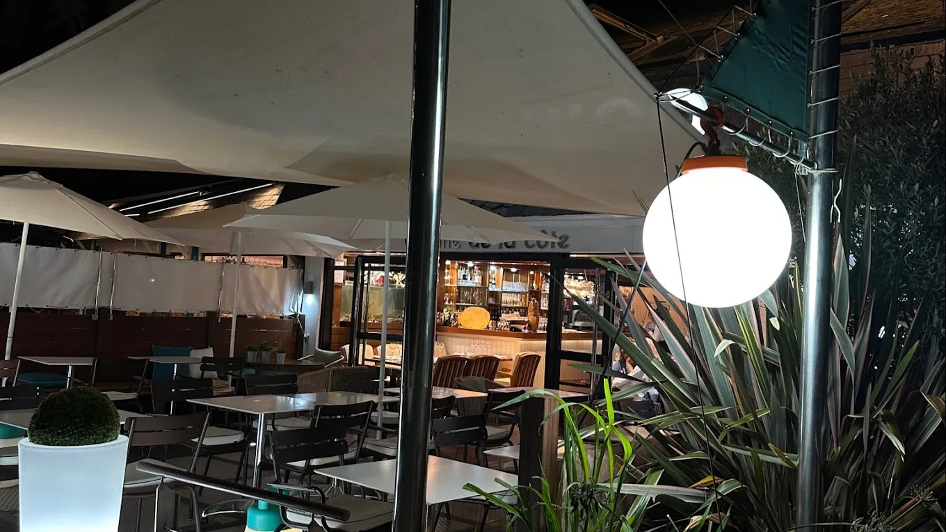 Terrasse extérieure du Lenigo au Croisic la nuit