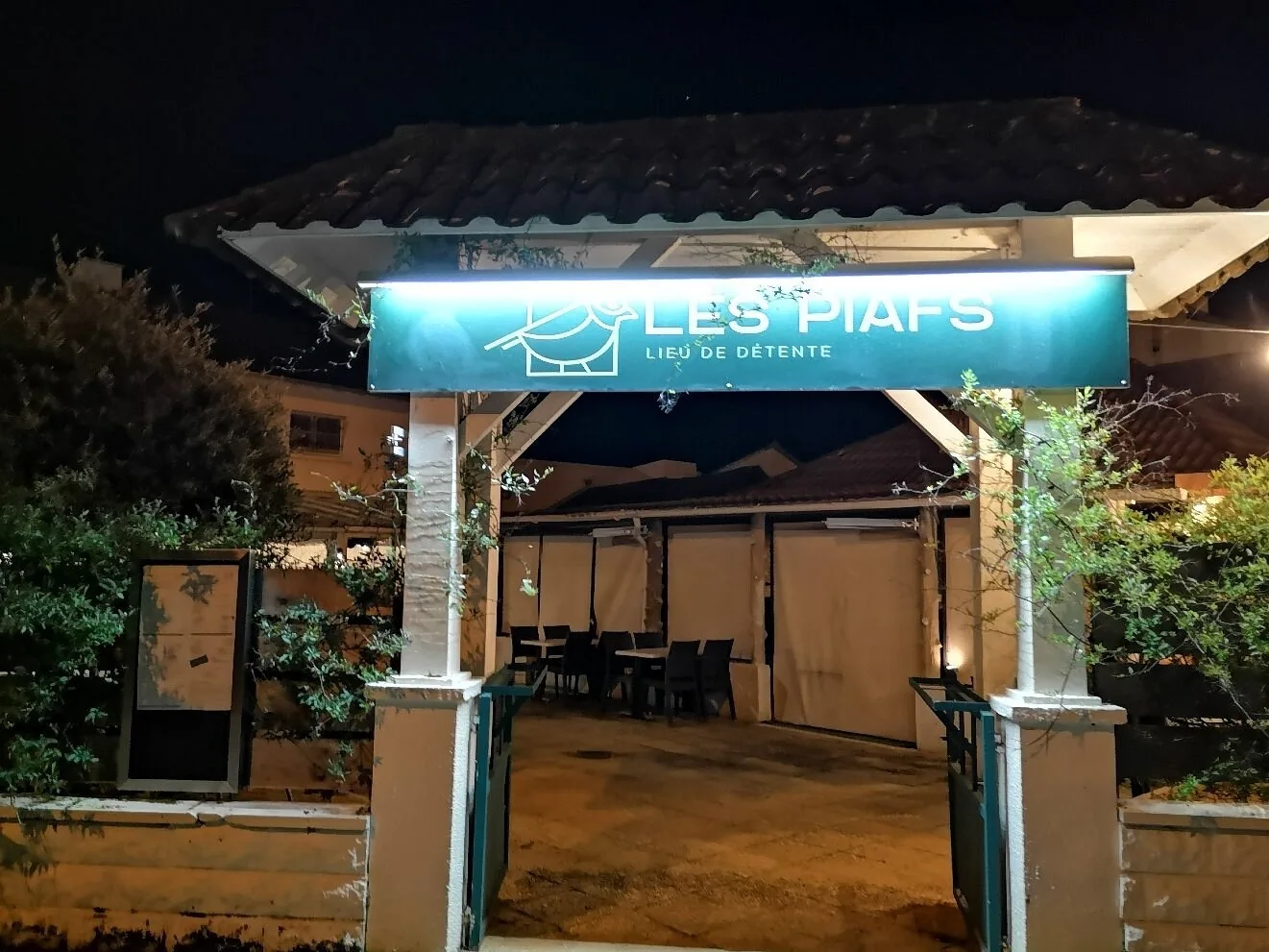 Enseigne lumineuse Les Piafs à Saint-Brevin