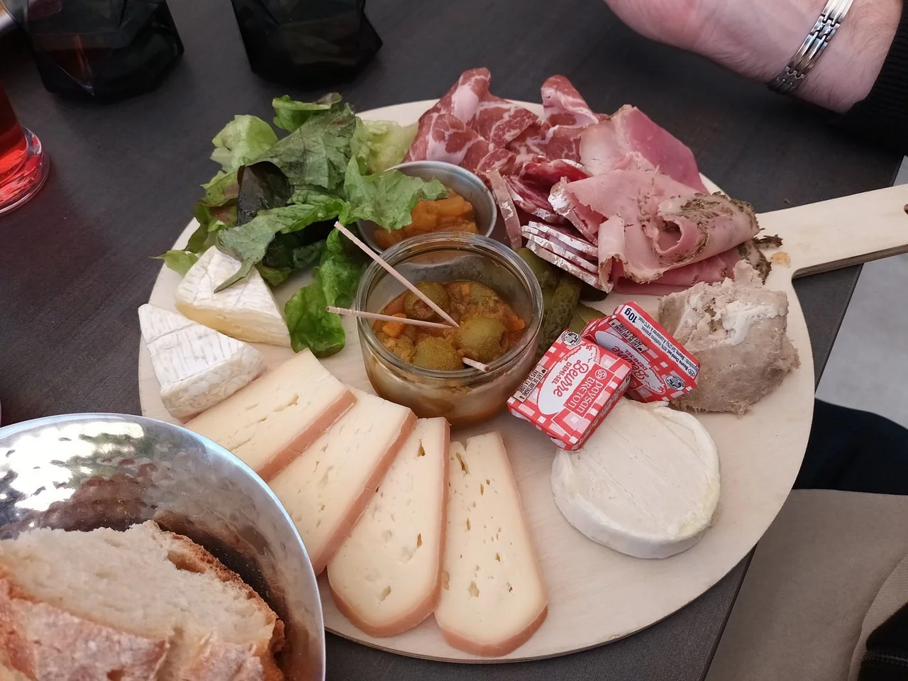 Grande planche de charcuterie, fromages, pâté et cornichons aux Piafs