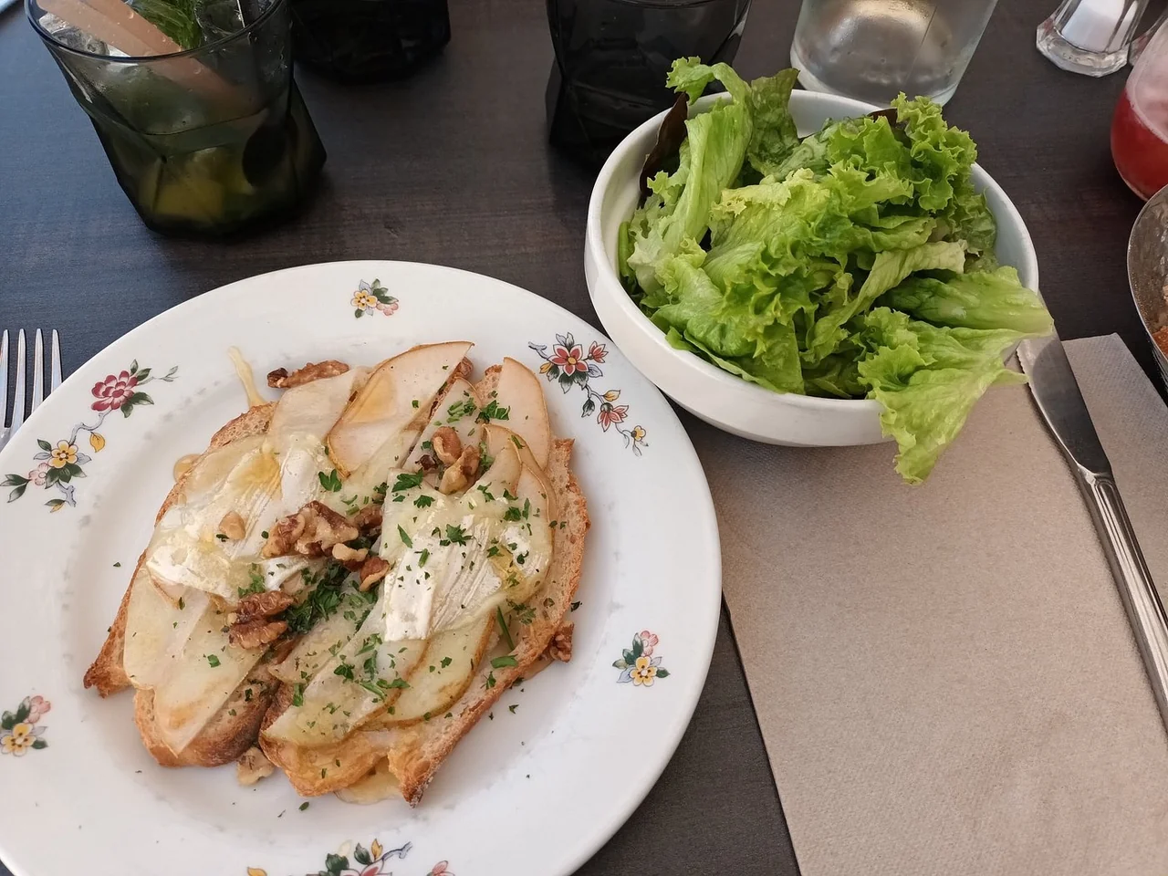 Tartine gratinée poire-chèvre-noix avec salade verte aux Piafs