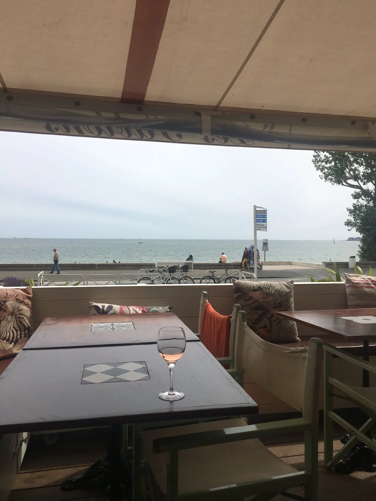 Terrasse couverte des Sablons en journée, vue sur la baie de La Baule et les vélos sur la promenade